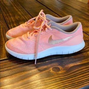Nike girl’s youth Flex Contact shoe size 4.5Y